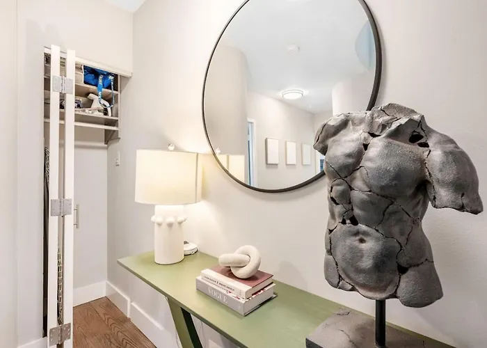 Downtown Penthouse 5bd Views Parking Gym