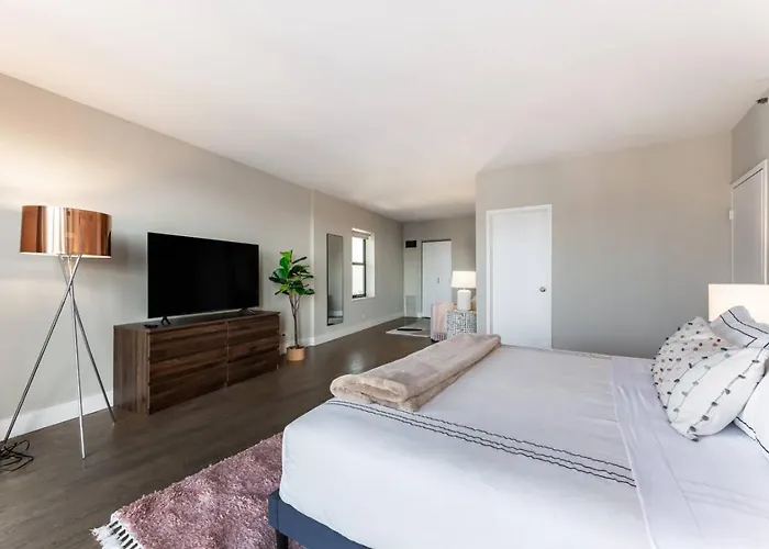Downtown Penthouse 5bd Views Parking Gym *