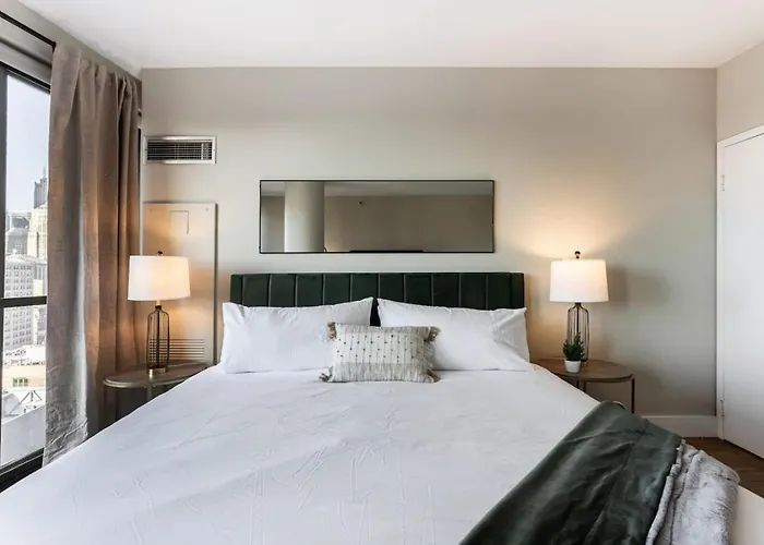 Downtown Penthouse 5bd Views Parking Gym Chicago